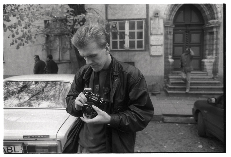 „Hea tuttav“ - noormees tänaval fotokaameraga Zenit