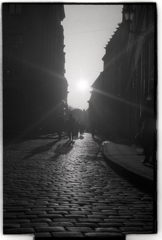 „Vastu valgust“ - Tallinn. Vaade Suur-Karja tänavale.