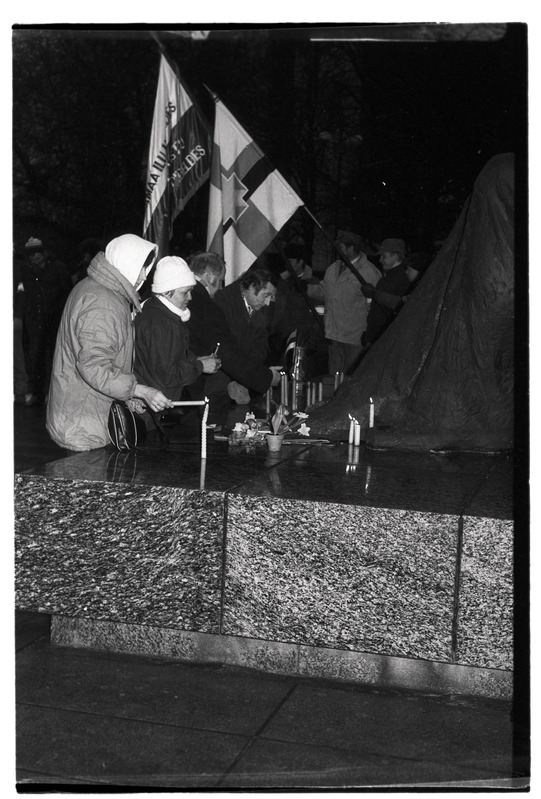 „Reportaaž 2“ - Tallinn, Eesti Vabariigi aastapäeva tähistamine, rahvas lippudega Tammsaare kuju juurde küünlaid asetamas