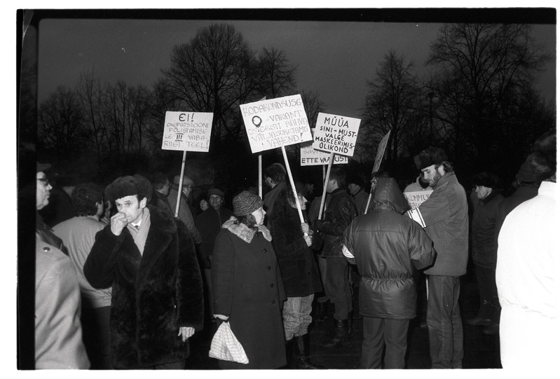 „Reportaaž 3“ - Tallinn, Eesti Vabariigi aastapäeva tähistamine, rahvas siltidega Tammsaare pargis meeleavaldusel