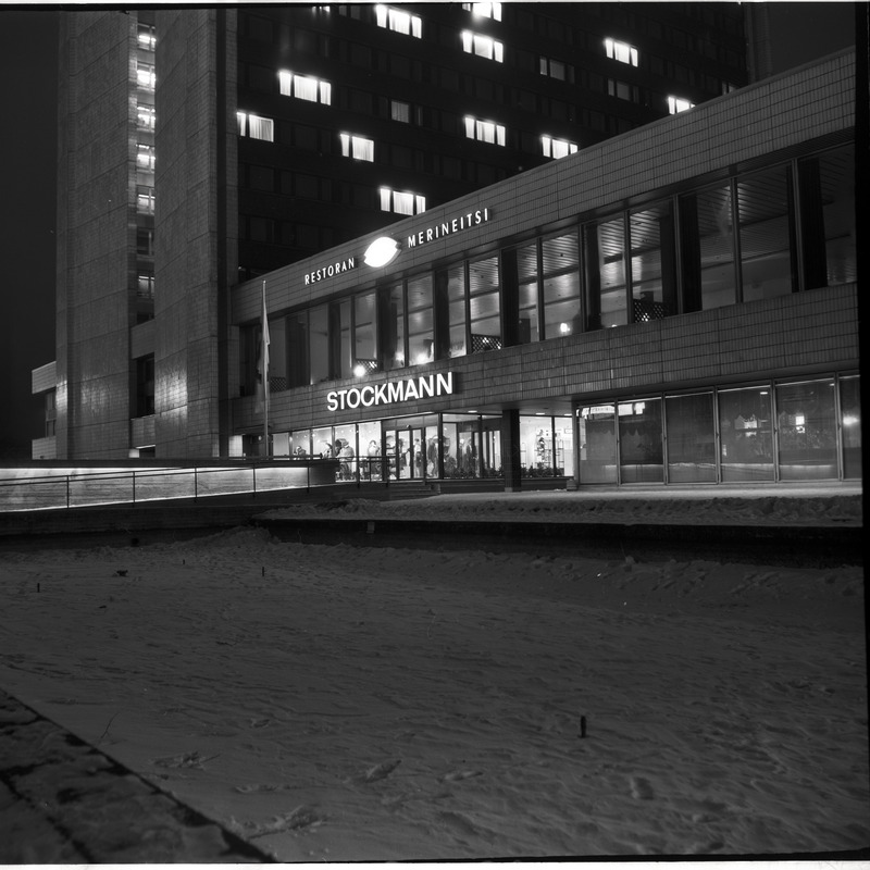 „Ööpilt“ - vaade Stockmanni kaubamaja fassaadile.