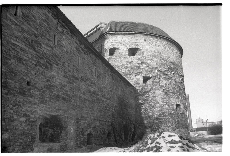 „Arhitektuur“ - Tallinn. Vaade linnamüürile ja Paksule Margareetale.