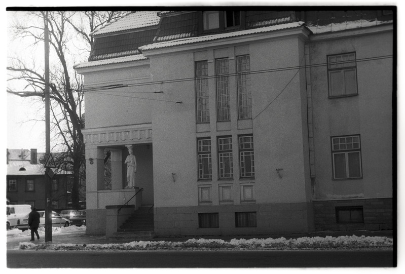 „Arhitektuur“ - Tallinn. Vaade Estonia pst 15 hoone sambaks olevale raidkujule, arhitektuuridetail.