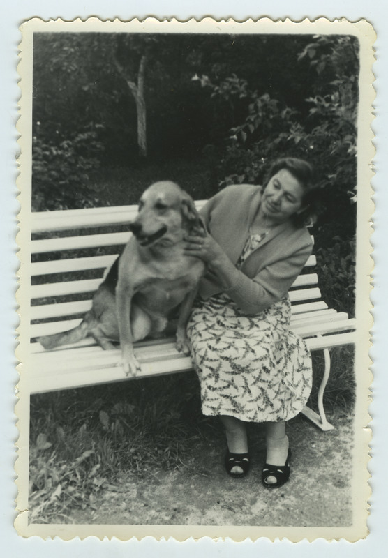 Foto V. Luts koeraga pingil