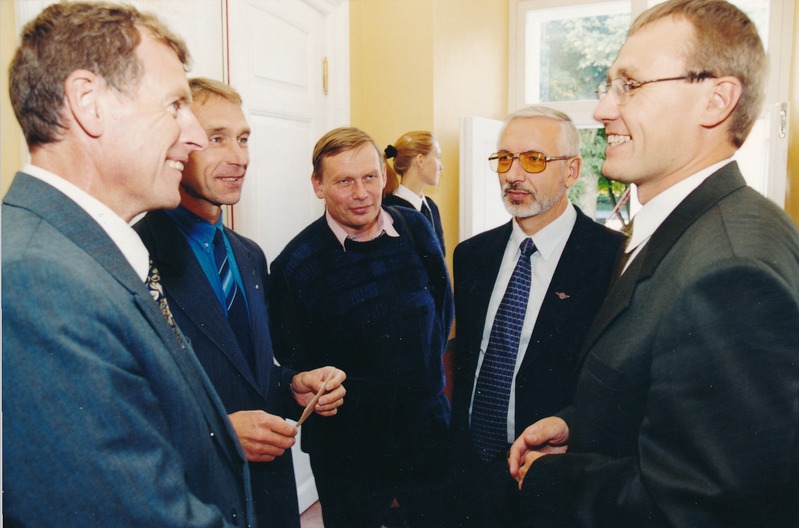 Tartu Linnamuuseumi uue maja avamine 31.08.2001. Vasakult Mati Tolmoff,  Madis Ligi, Ants Juske, Tiit Rosenberg, Tõnis Lukas.