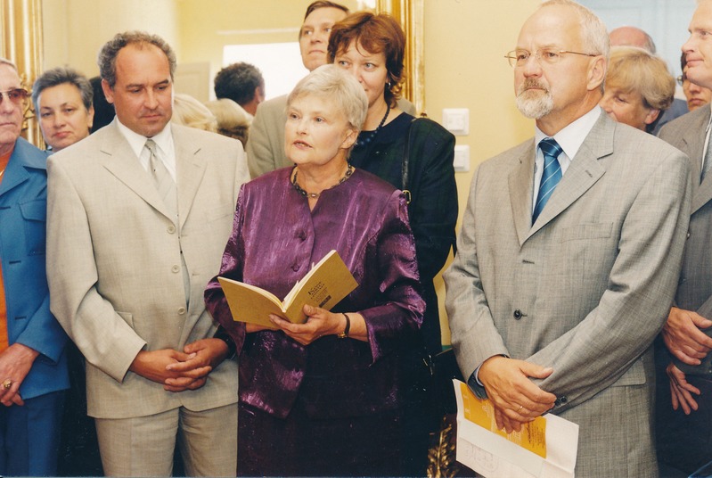 Tartu Linnamuuseumi uue maja avamine 31.08.2001. Esiplaanil Heivi Pullerits, Kalev Lindal, Peeter Tulviste.