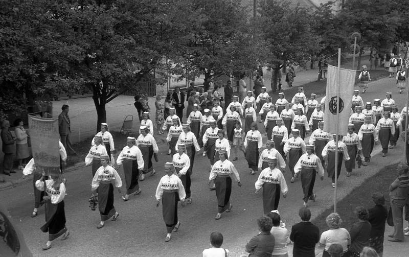 A. Nilsoni kogu. Negatiiv. Valikkooride laulupäevad Viljandis 1982. ENSV Teaduste Akadeemia Naiskoor rongkäigus.