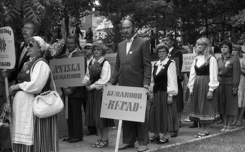 A. Nilsoni kogu. Negatiiv. Lõuna-Eesti segakooride laulupäev Põlvas 1983. Antsla segakoori ja segakoori "Kevad" liikmed rongkäigus.