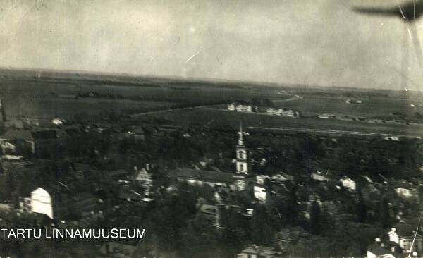 Vaade Tartule õhust, keskel Maarja kirik. 1918. Foto Gustav Plath.