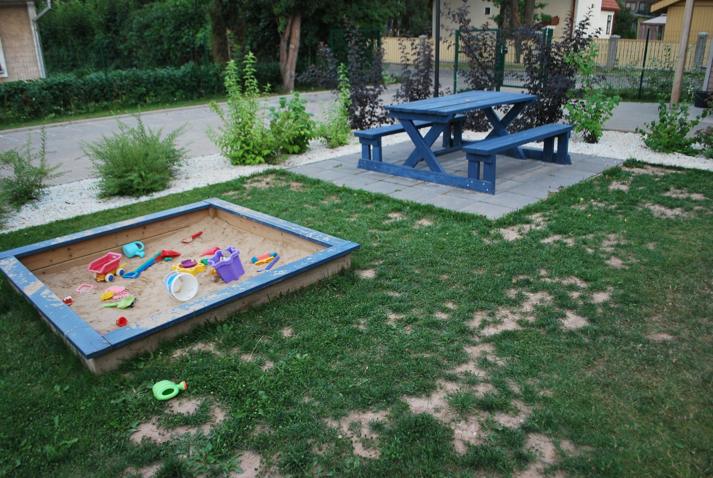 Digifoto. Ridaelamu haljastus, maja esine plats. Tartu, 2011.