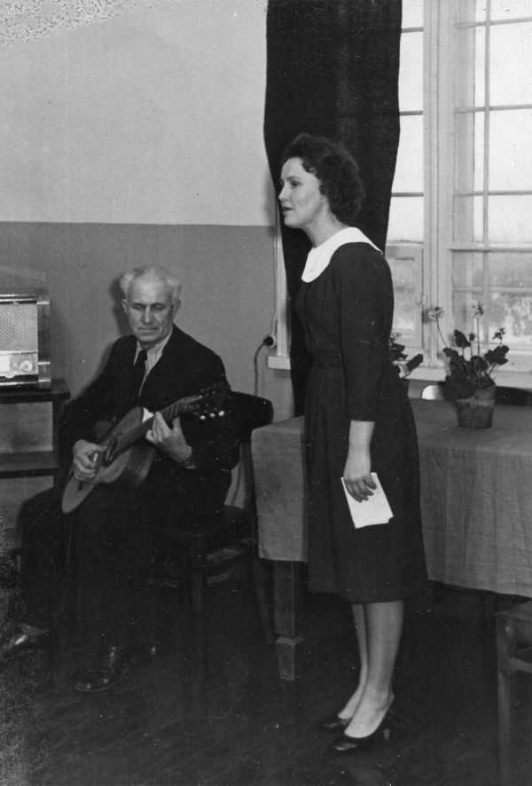 Tartu Raudteelaste Klubi: isetegevuslased.  Esineb Jevgenia Kolesnik (laul), kitarril saadab Kirill  ?. Tartu, 1960-1967.