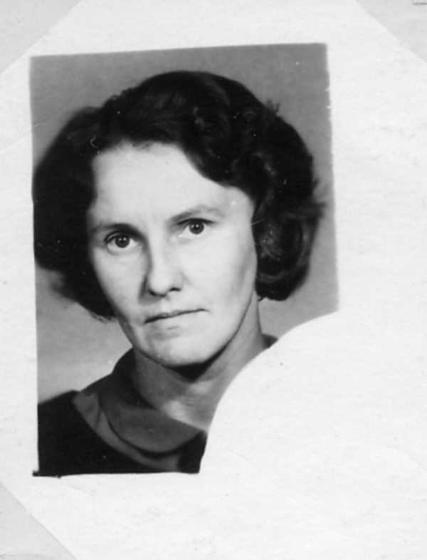 Tartu Raudteelaste Klubi ansambli solist Jevgenia Kolesnik. Portreefoto albumist "Tartu Raudteelaste Klubi isetegevusring 1958- 1967".