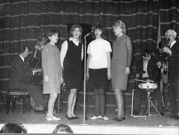 Tartu Raudteelaste Klubi: isetegevuslased.   Naisansambli  esinemine klubiõhtul. 1960-1967