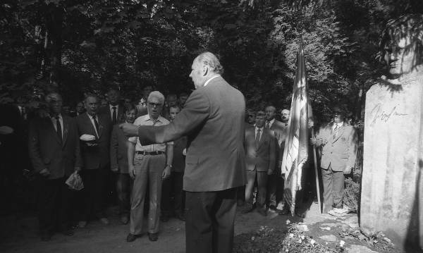 Suur laulupüha Tartus. 1989. Mälestamine Juhan Simmi haual.