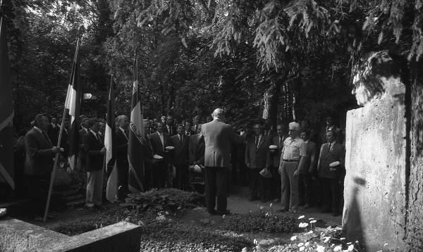 Suur laulupüha Tartus. 1989. Mälestamine Juhan Simmi haual.