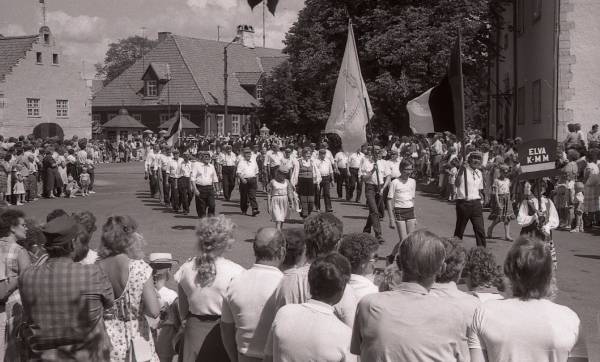 Fotonegatiiv. Meeskooride laulupäev Saaremaal. 1988. Elva kultuurimaja meeskoor rongkäigus.