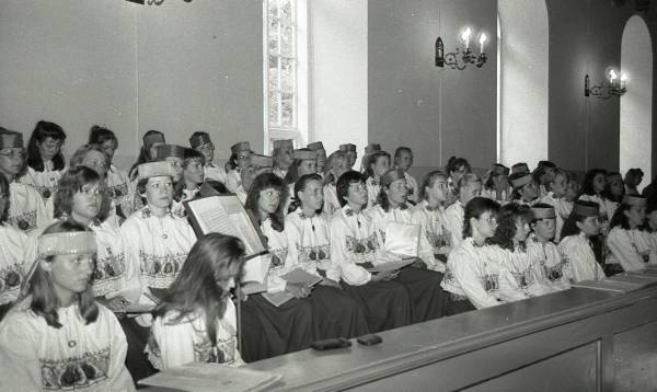 Fotonegatiiv. Eesti naiskooride laulupäev Põlvas 1989. Kontsert Räpina kirikus.