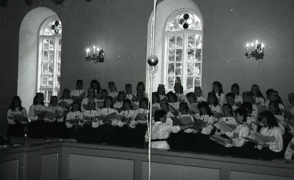 Fotonegatiiv. Eesti naiskooride laulupäev Põlvas 1989. Kontsert Räpina kirikus.