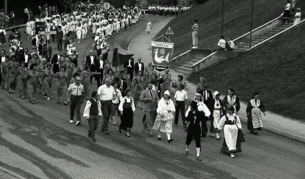 Fotonegatiiv. Eesti naiskooride laulupäev Põlvas 1989. Laulupeo dirigendid ning esinejad Zarasaist.