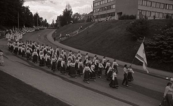 Fotonegatiiv. Eesti naiskooride laulupäev Põlvas 1989. Rongkäik. TRÜ Akadeemiline Naiskoor.