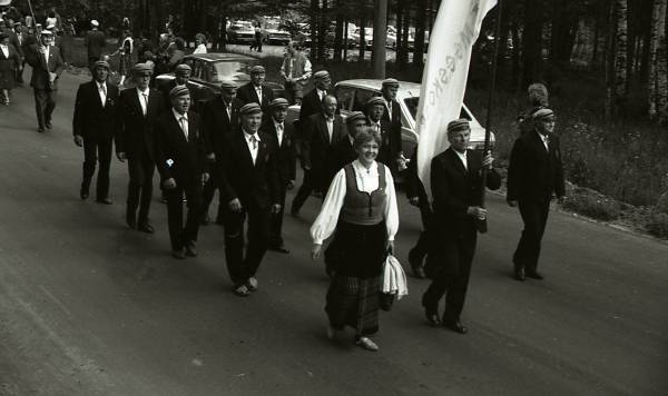 Fotonegatiiv. Laulupäev Haaslavas 1989. Rongkäik. Elva linna kultuurimaja meeskoor.