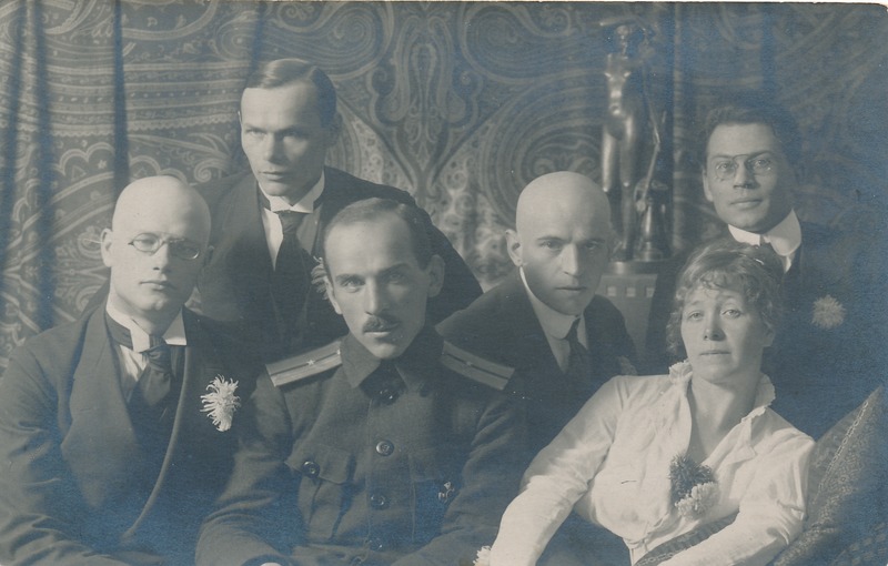 Kirjanduslik rühmitus Siuru. Vasakult: August Gailit, Henrik Visnapuu, Johannes Semper,  Artur Adson, Marie Under, Friedebert Tuglas. Tallinn, 1922.  Foto: Parikas.