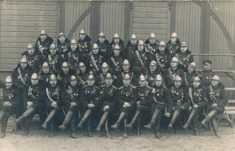 Tartu vabatahtlik tuletõrjeühing: ronijate jaoskonna liikmed. Keskel ülem Siegfried Muchel. Tartu, u 1919. Foto W. Staden.