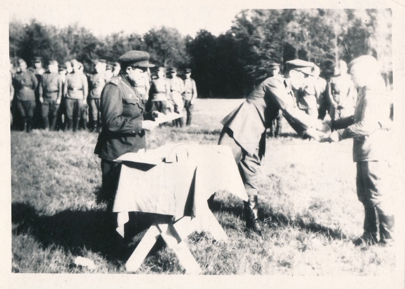 Tartu vallutuslahingutes (1944) osalenud:
326. polgu komandör A. J. Orlov annab võitlejatele kätte autasud. 1944