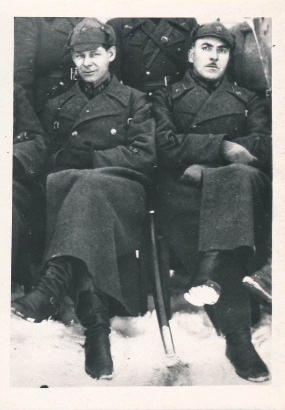 Tartu vallutuslahingutes (1944) osalenud: 48. laskurdiviisi 328. laskurpolgu komandör V. E. Gabuneja (paremal), sõjakomissar major Eškun.  Enne 1940?