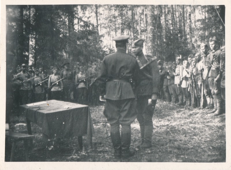 Autasude kätteandmine Tartu-nimelise 282. laskurdiviisi luurajatele. 9.06.1943