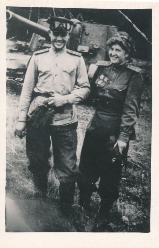Vanemleitnant Nikolai Orlov ja leitnant Vera Orlova Tartu-nimelisest iseliikuvast suurtükiväepolgust. 1944
