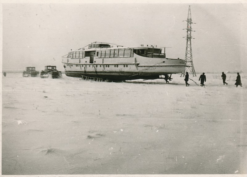 Mootorlaeva Vanemuine vedamine Kulgu sadamasse, 1964.