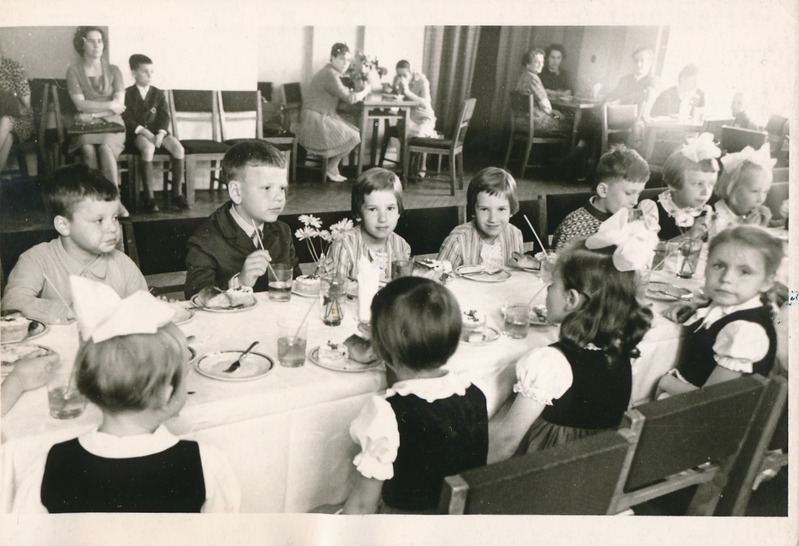 TRÜ kohvik: laste suvepäevadest osavõtjad söögilauas. Tartu, 1967. Foto K. Kriibi.