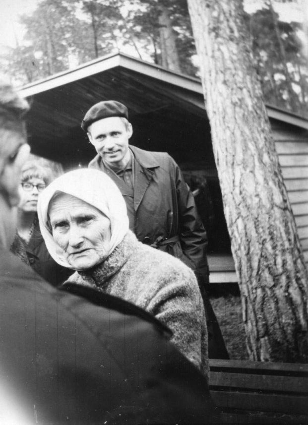 TRÜ ajalooringi ekskursioon Läti- ja Leedumaale.  Sigulda vabaõhumuuseum,  keskel taga TRÜ NSVL ajaloo kateedri dotsent Sulev Vahtre.  Sigulda, aprill 1967.