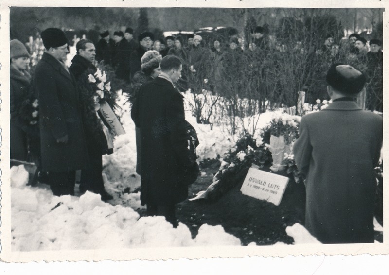Kirjanik Oskar Lutsu matus. Haud Pauluse kalmistul. Tartu, 1953.
