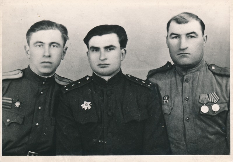 3 sõjaväelast, keskel V. Brõksin.