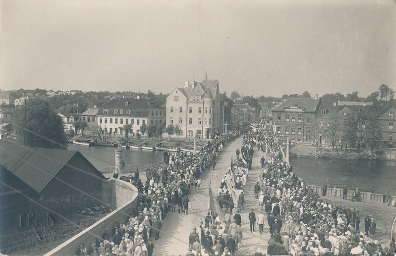 Rongkäik Vabaduse sillal: Tartu maakonna ühendkoorid suunduvad kontserdipaika. ees vasakul botaanikaed, taga Vene t. Tartu, 12. 08.1931. Foto E. Kald.