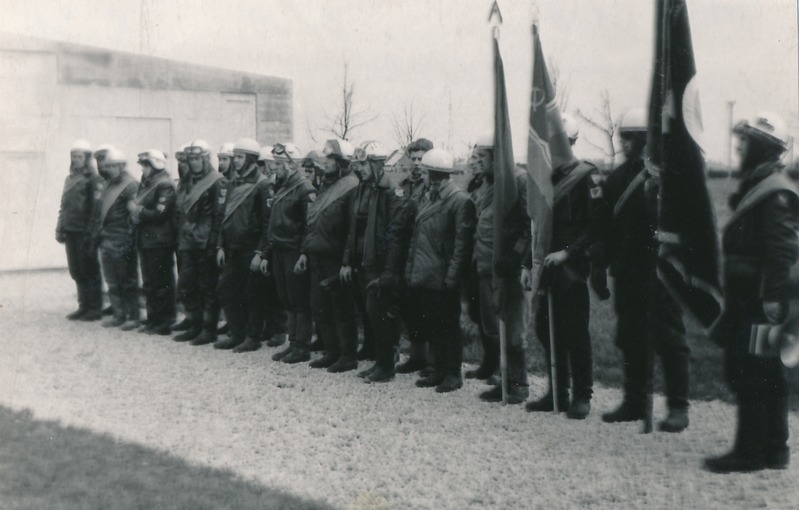 Matk "Isade jälgedes": osavõtjad endise tankitõrjekraavi juures. Tartumaa, Lemmatsi, 1967.