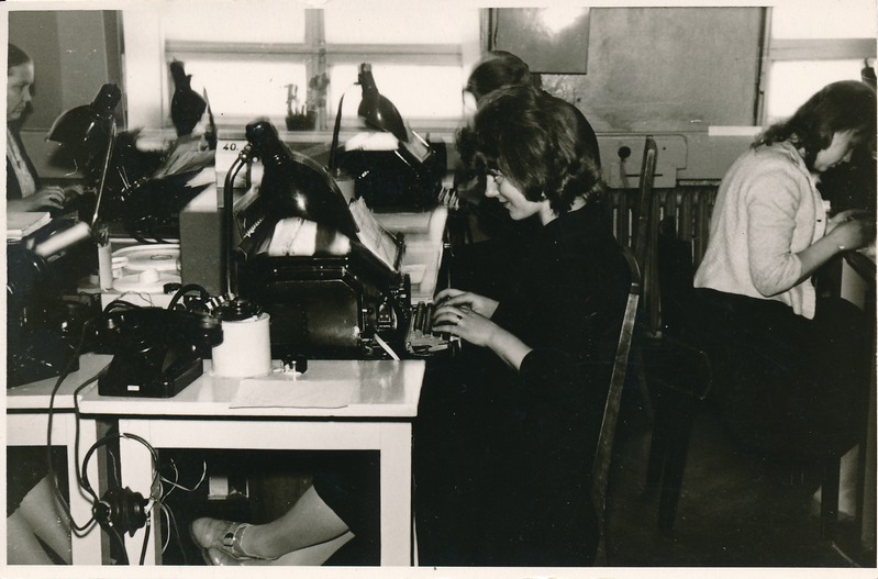 Tartu telegraaf (rajooni automaattelefonijaam): sisevaade; Mitšurini 29. Tartu, 1964. Foto A. Väljaots.