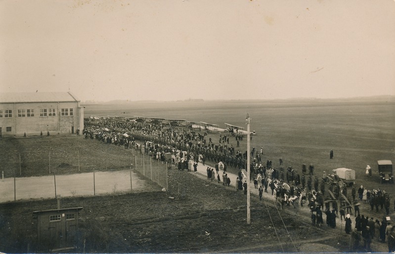Tartu lennuväli: lennuväemajori Söödi ja veltveebli Sepa matus. Taga lennukid. 8.05.1931. Foto E. Kald.