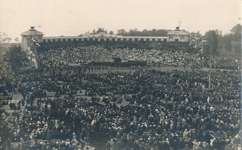 IX üldlaulupidu: koorid laululaval ja publik. Tallinn, 1928.