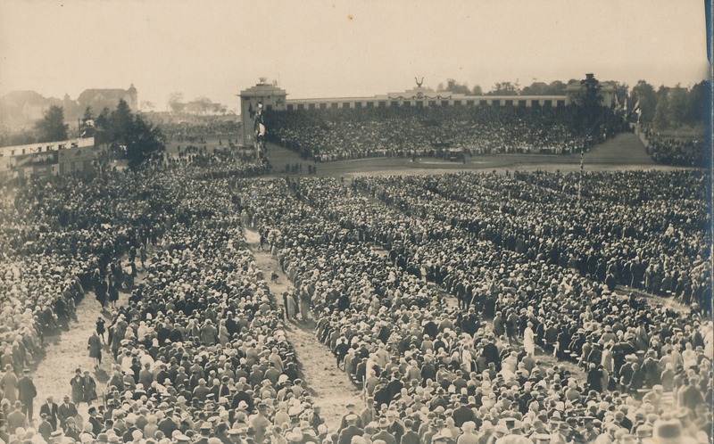 IX üldlaulupidu: koorid laululaval ja publik. Tallinn, 1928.