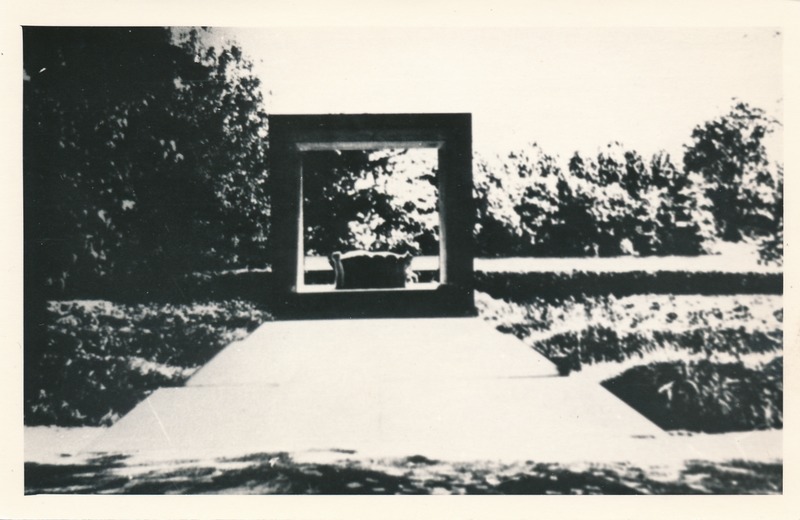 Raadi parki püstitatava memoriaalkompleksi võistlustöö kavand "Memento" (arh. T. Kallas, skulp. M. Varik). Tartu, 1973.