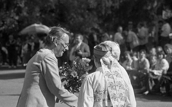 Fotonegatiiv. Vabariiklik naiskooride laulupäev Elvas 4. juulil 1993.  Dirigent Ants Sööt.
