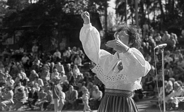 Fotonegatiiv. Vabariiklik naiskooride laulupäev Elvas 4. juulil 1993.  Dirigent Linda Kardna.