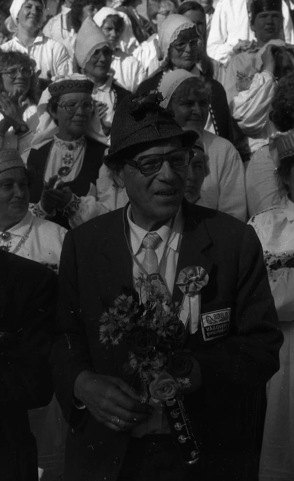Fotonegatiiv. Vabariiklik naiskooride laulupäev Elvas 4. juulil 1993. Väägvere puhkpilliorkestri dirigent Sulev-Arnold Unt.