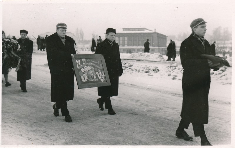 Juhan Simmi matus. Matuserong; laulupeojuhi märke kannavad Aare Purga (vasakul) ja Alo Ritsing (paremal). Tartu, 26.12.1959. Foto A. Nilson.