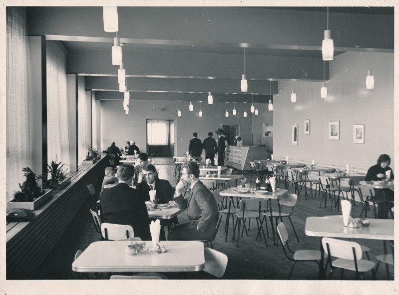 Restoran Kaseke (Tähe t): sisevaade. Ees keskel Mati Unt. Tartu, 1960-1970.