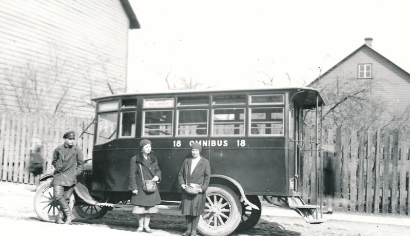 Buss sildiga Omnibus 18. Kõrval bussijuht ja 2 konduktorit.  Tartu, 1925-1930.