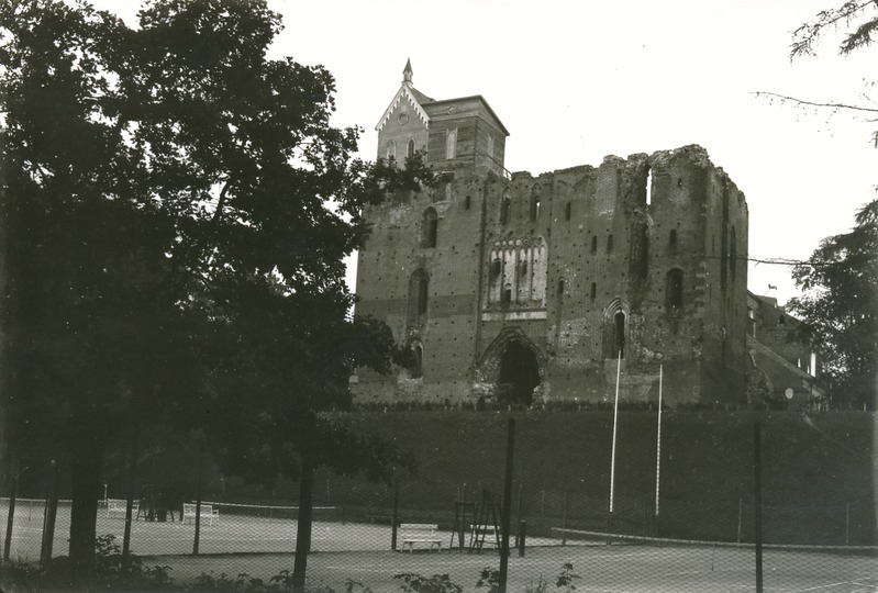 Toomemägi: toomkiriku varemed (läänekülg) ja tenniseplats. Tartu, 1925-1935.